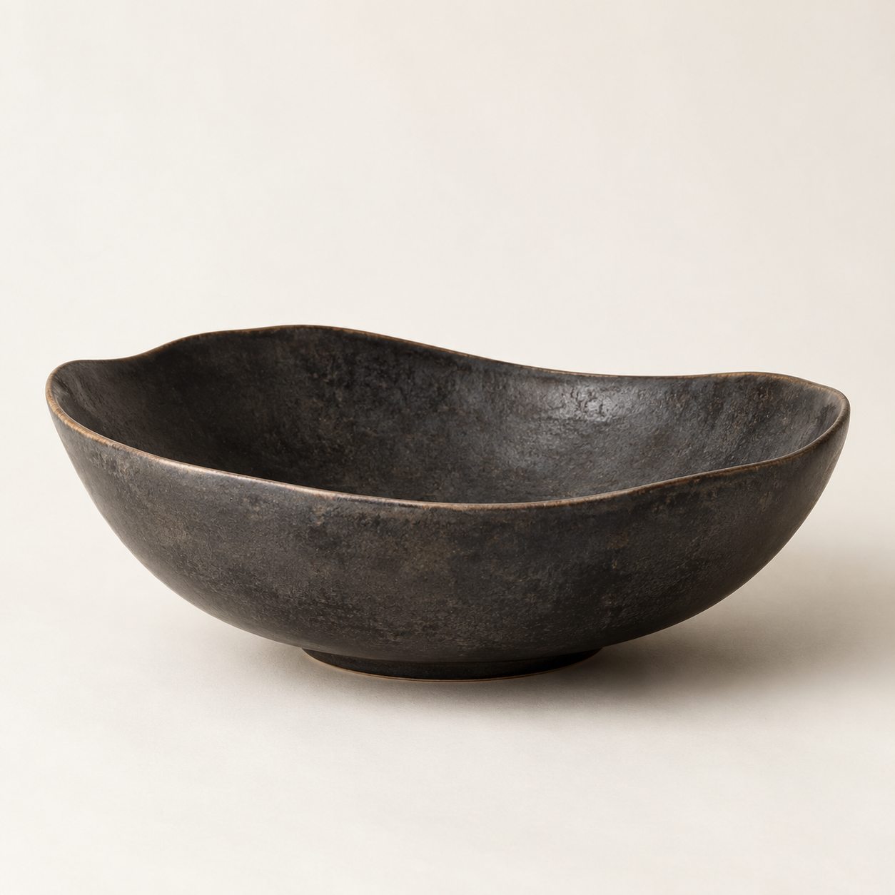 Cuenco bajo de cerámica artesanal con acabado negro mate