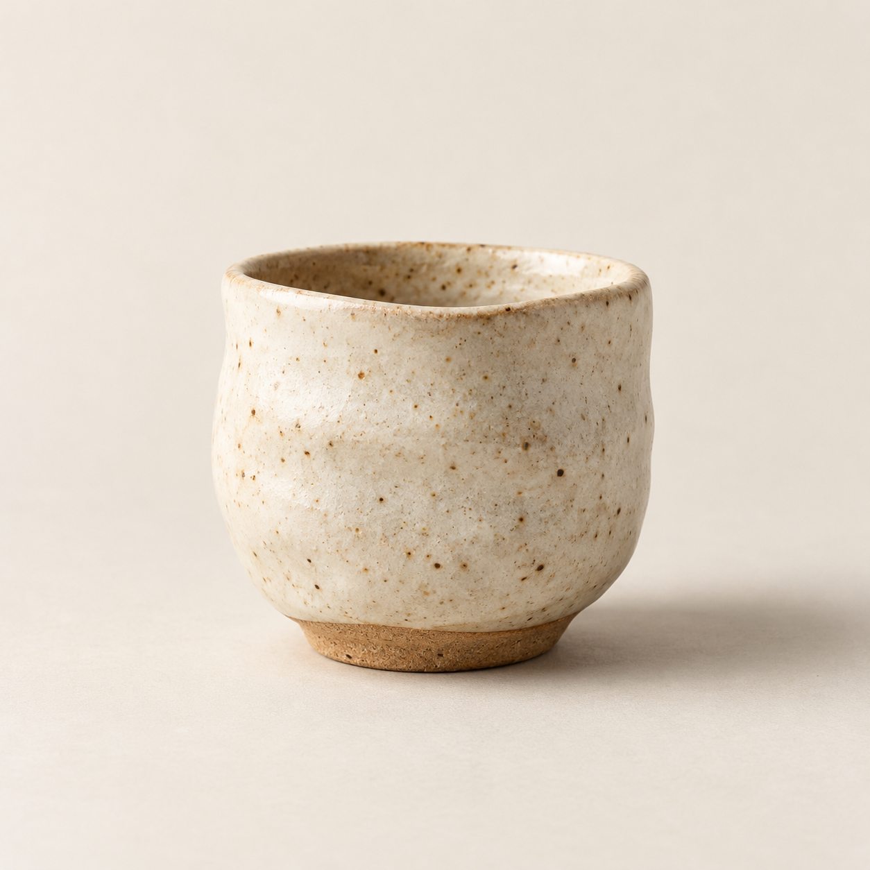 Taza artesanal de esmalte crema con base de barro