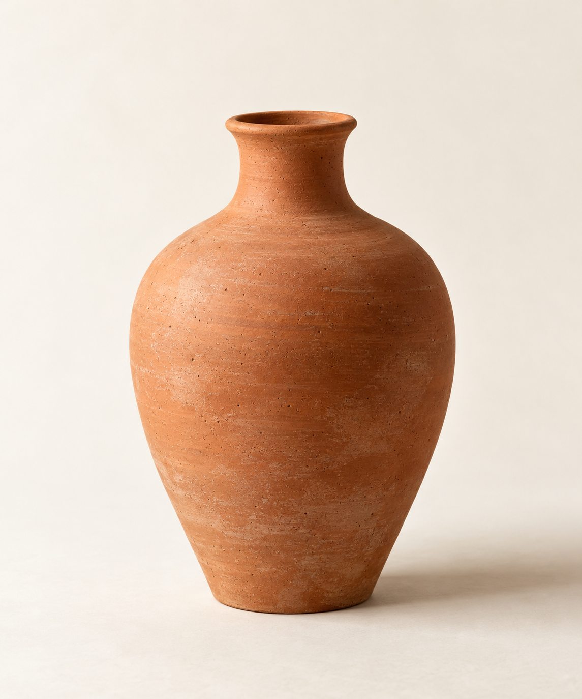 Vasija de barro terracota de forma escultórica